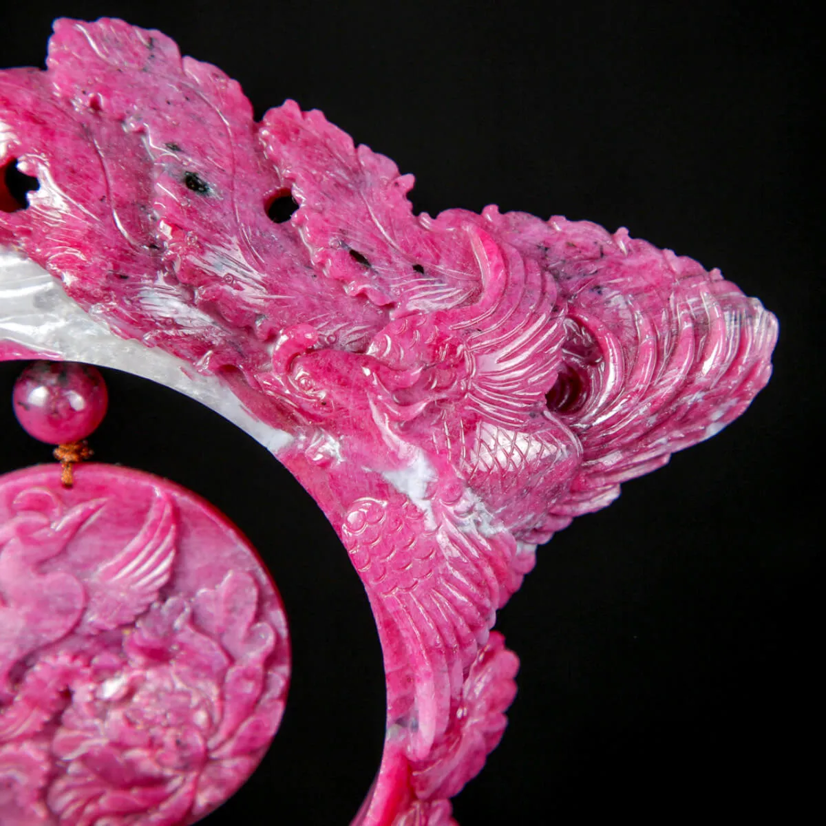 Magnifico intaglio in rubino su base in legno.