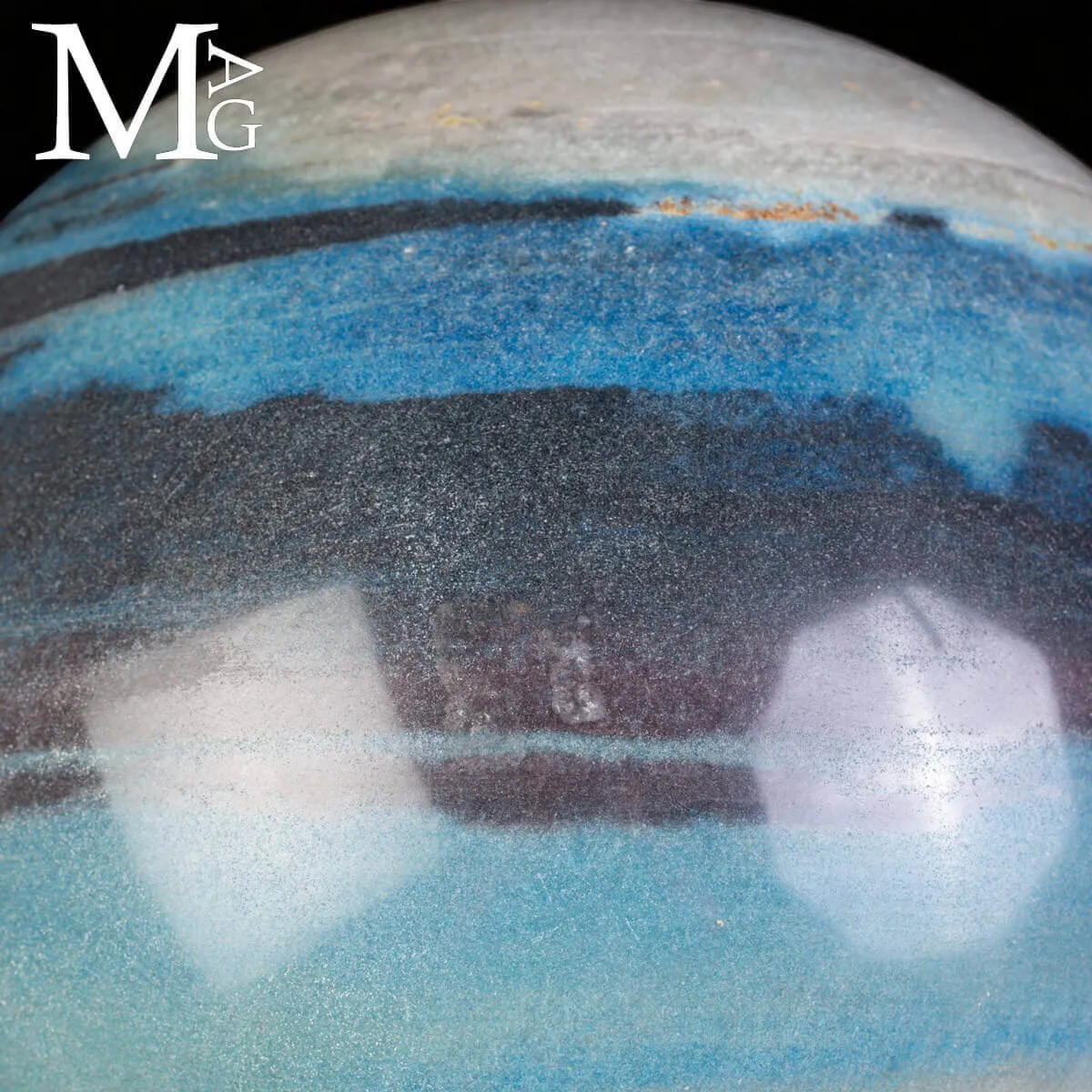 Grande Sfera in Trolleite Naturale – Elegante Cromia.