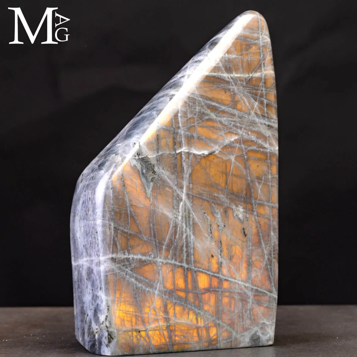 Labradorite naturale con forte labradorescenza arancio–oro – Madagascar