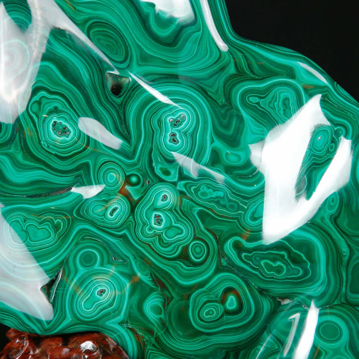 Scultura in Malachite dalla forma fluida.
