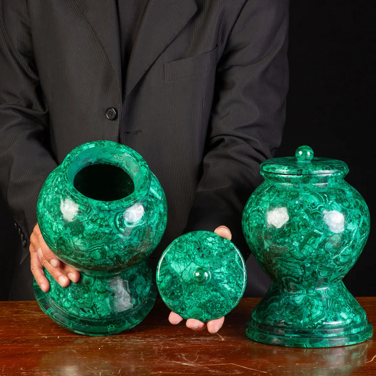 Particolare coppia di vasi in malachite naturale.