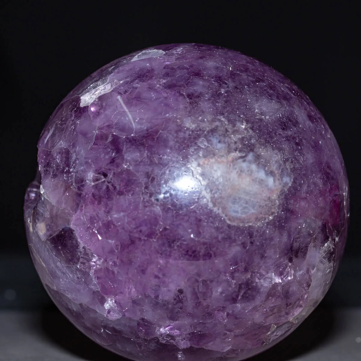 Sfera di Ametista Intagliata – Energia, Bellezza e Storia Antica.