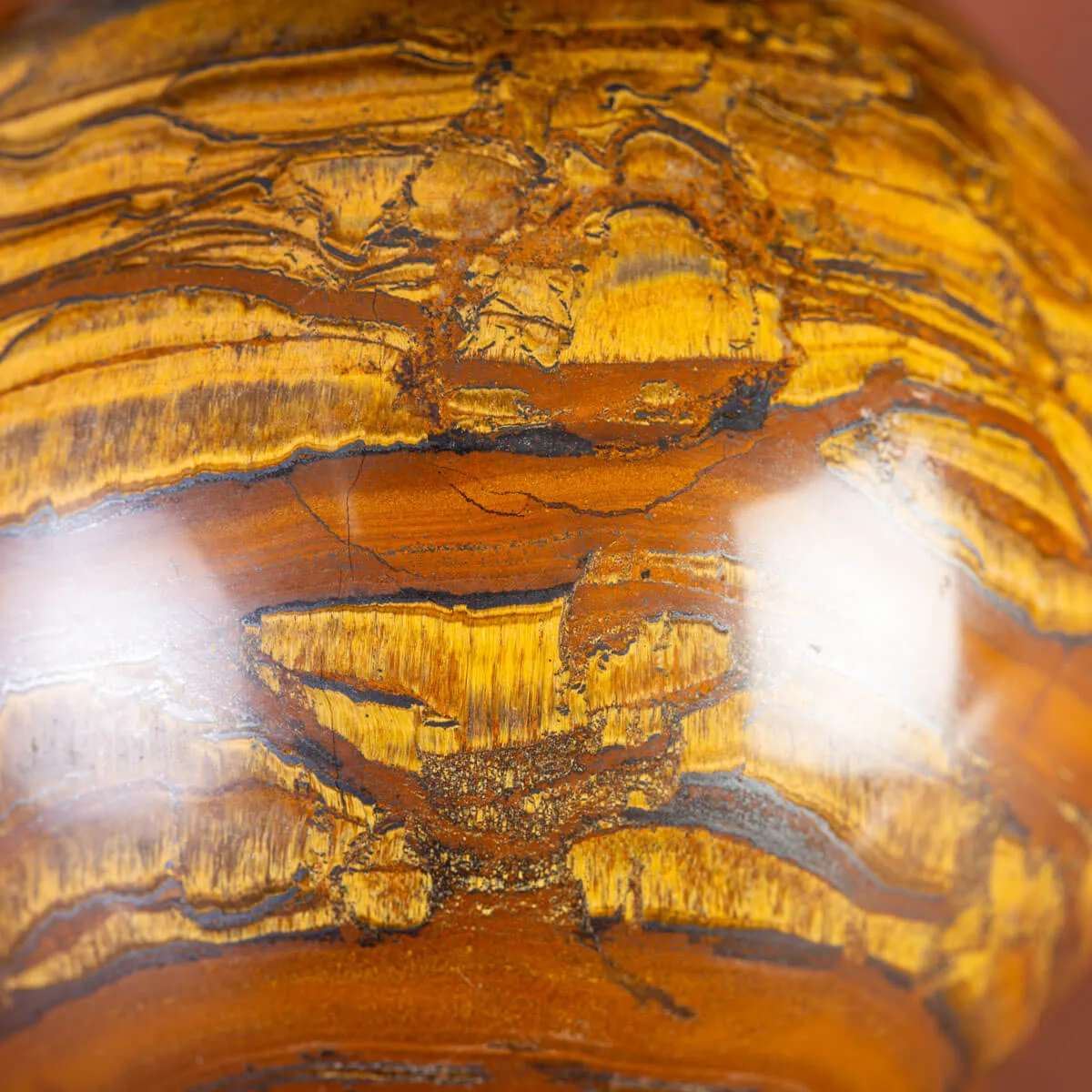 Sfera in Tiger Iron Intagliata.