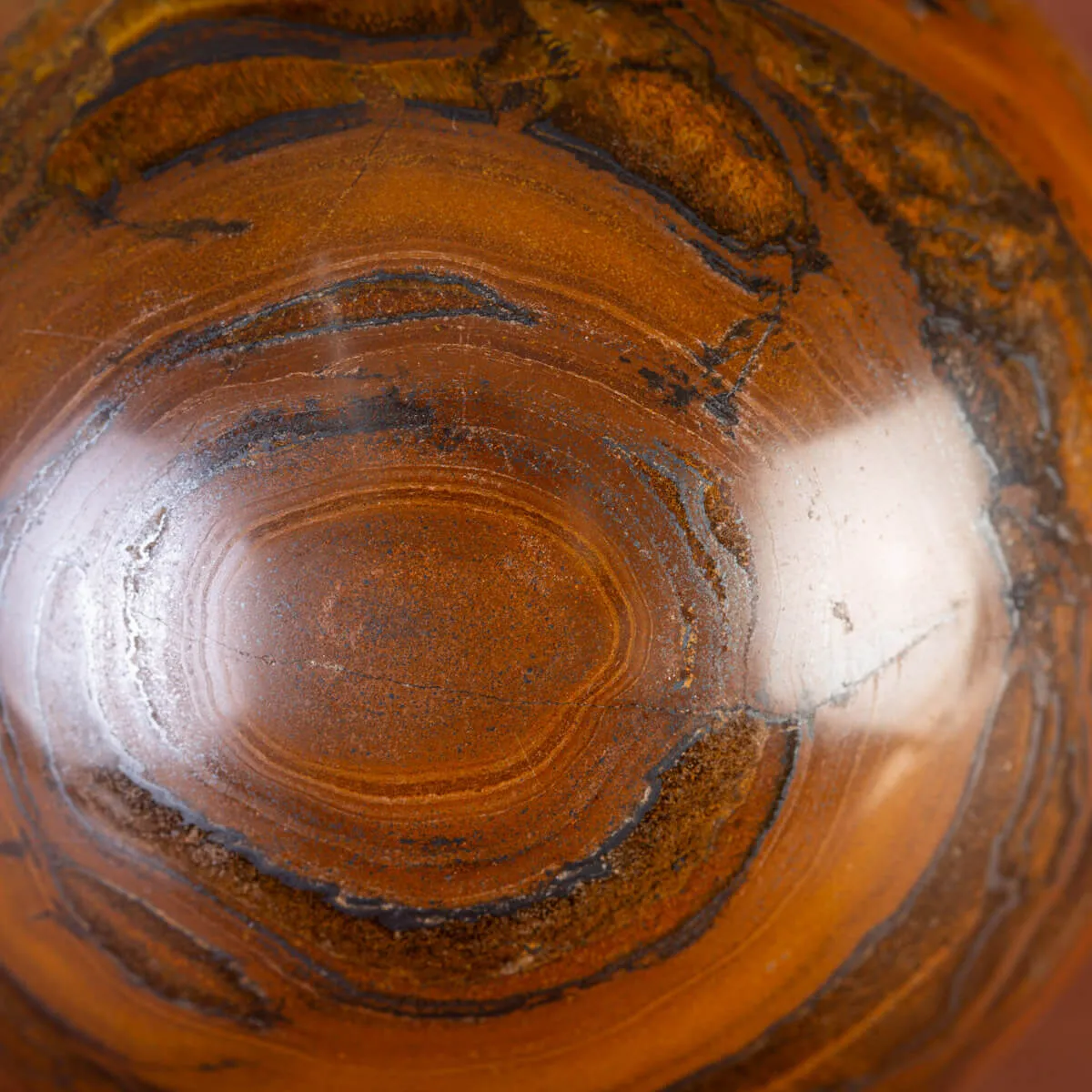 Sfera in Tiger Iron Intagliata.