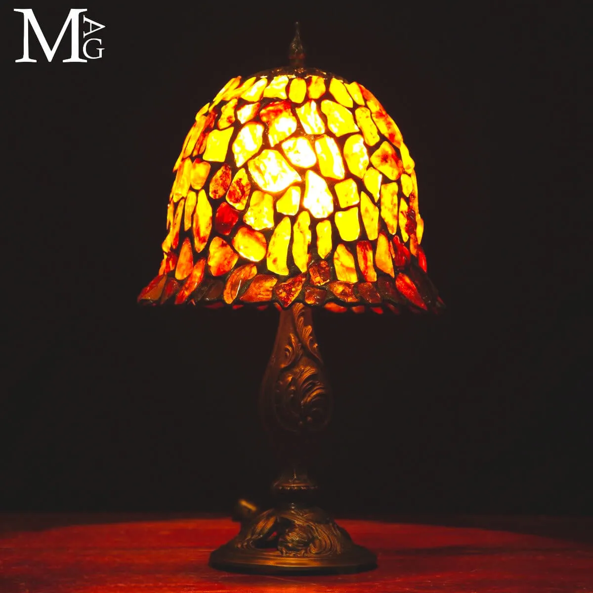 Lampada in ambra fossile – stile Tiffany.