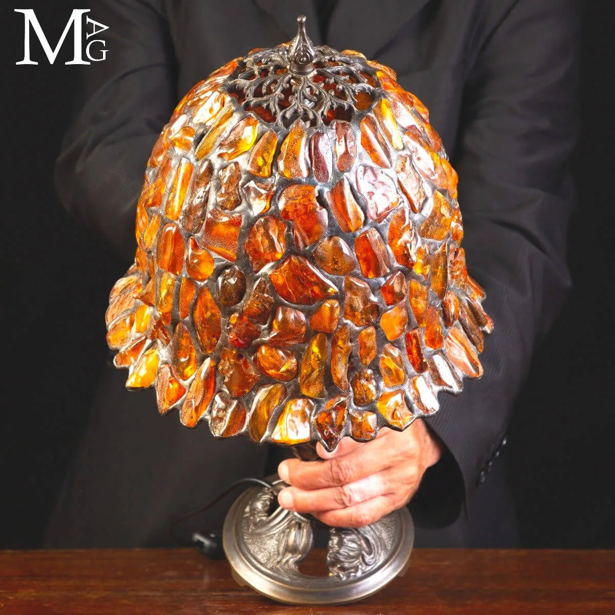 Lampada in ambra fossile – stile Tiffany.