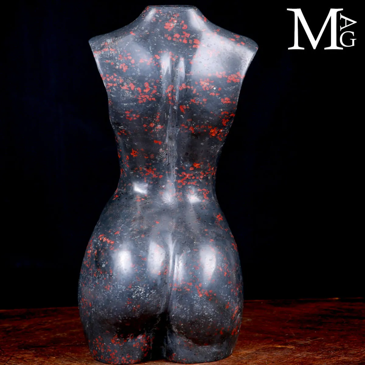 Scultura Busto Femminile in Diaspro Nero con Inclusioni Rosse.