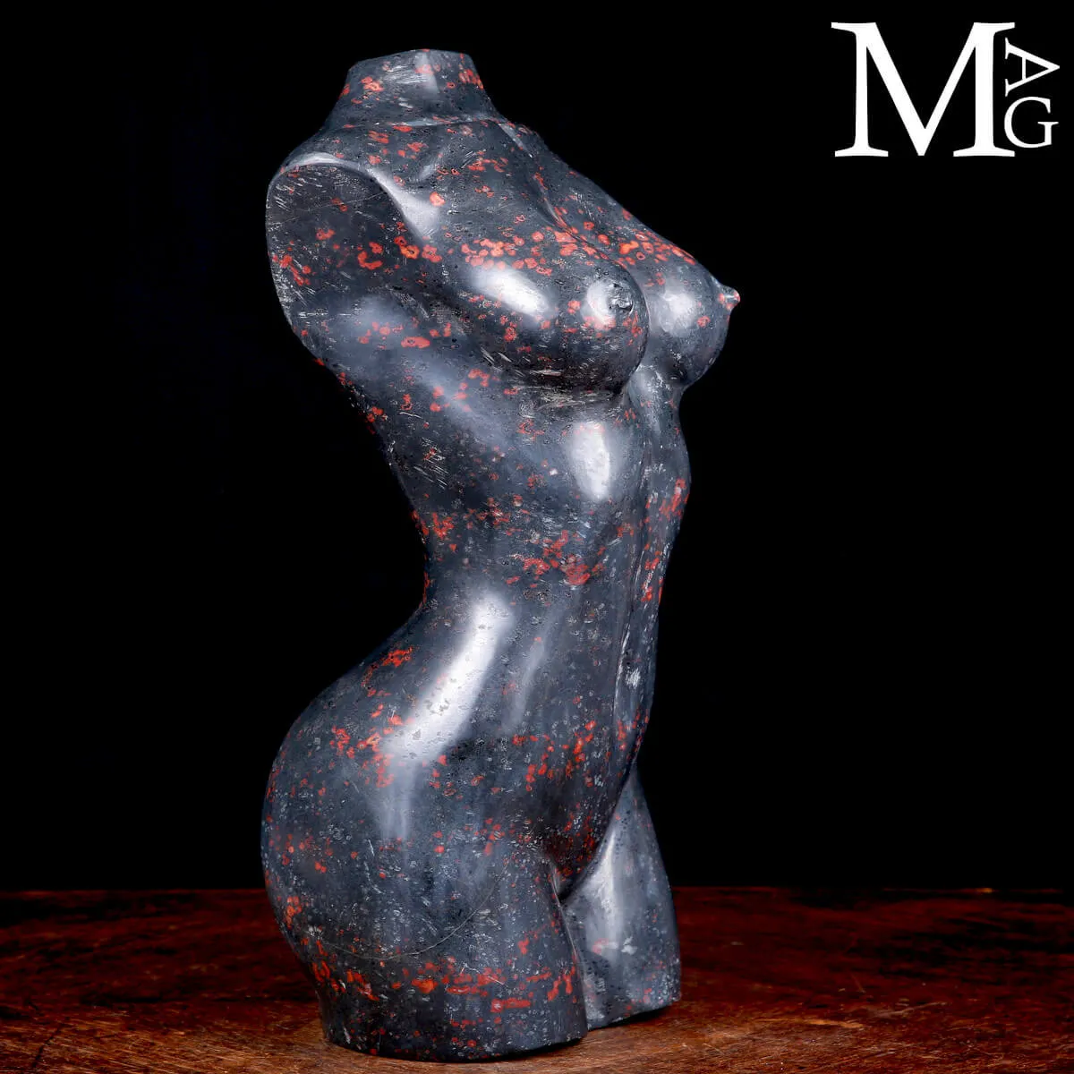 Scultura Busto Femminile in Diaspro Nero con Inclusioni Rosse.