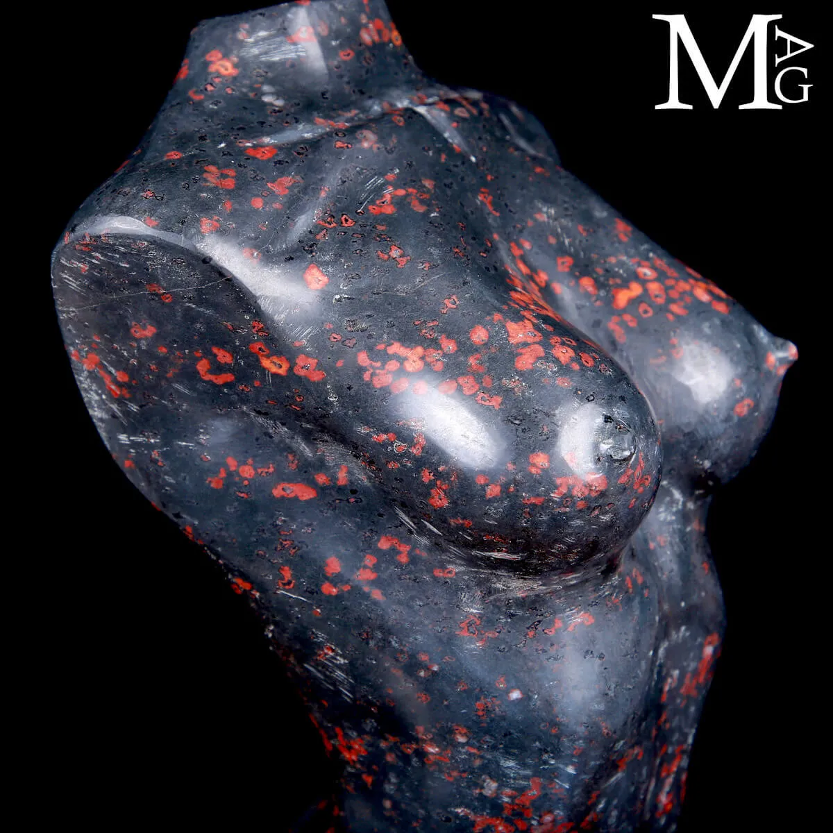 Scultura Busto Femminile in Diaspro Nero con Inclusioni Rosse.