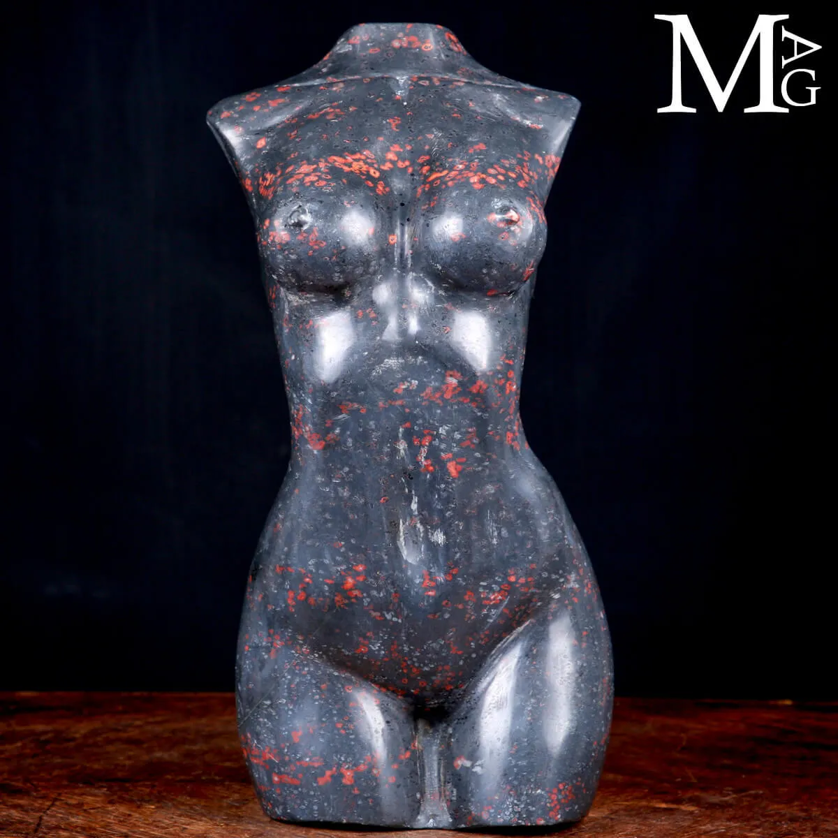 Scultura Busto Femminile in Diaspro Nero con Inclusioni Rosse.