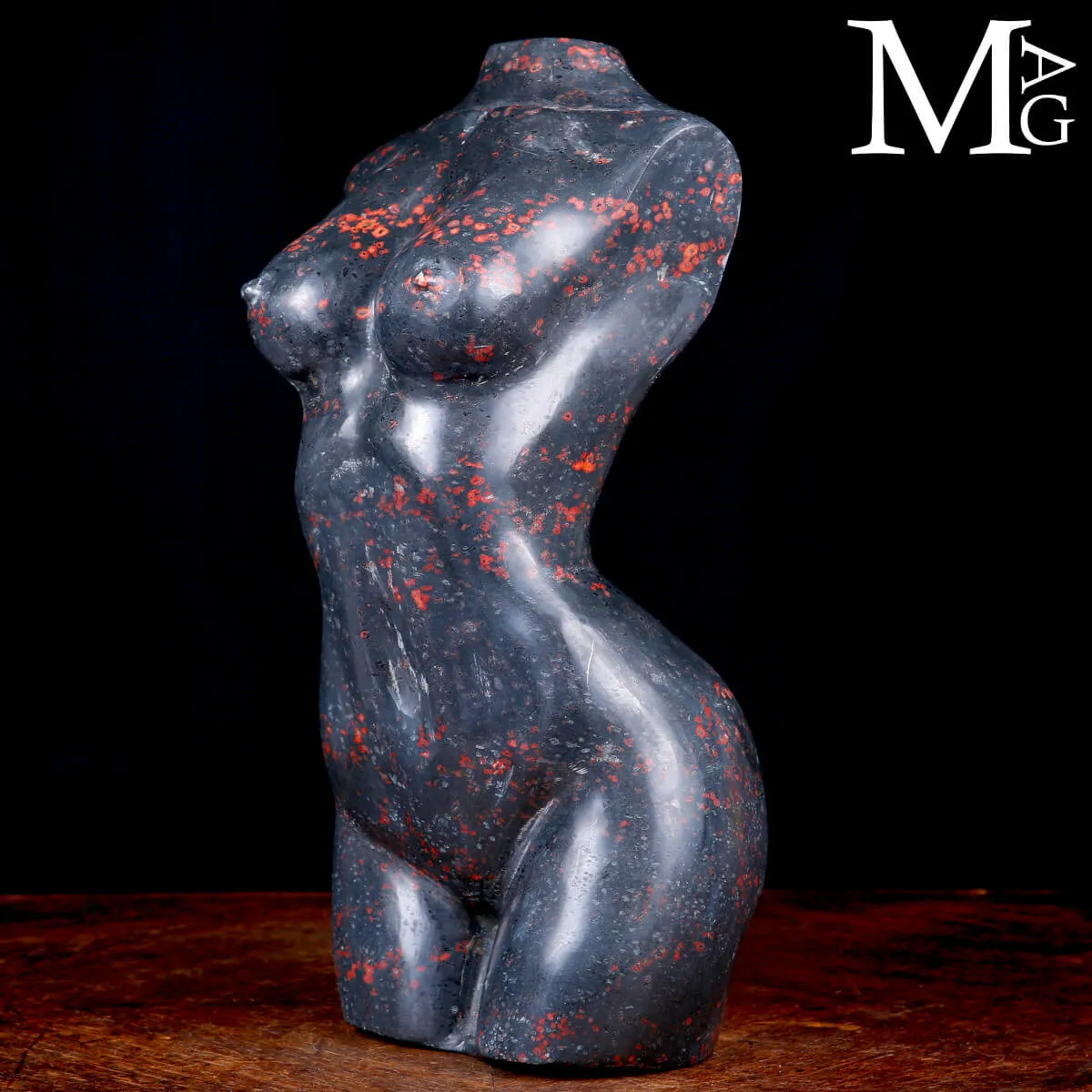 Scultura Busto Femminile in Diaspro Nero con Inclusioni Rosse.