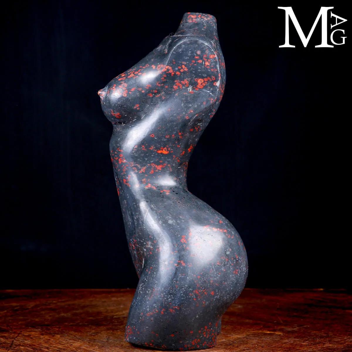 Scultura Busto Femminile in Diaspro Nero con Inclusioni Rosse.