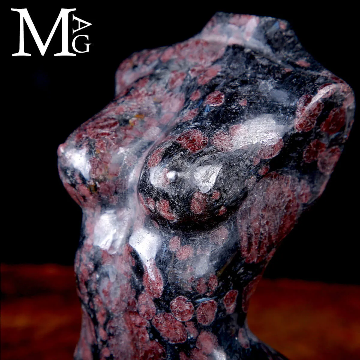Scultura Corpo Femminile – Busto in Scisto con Granati