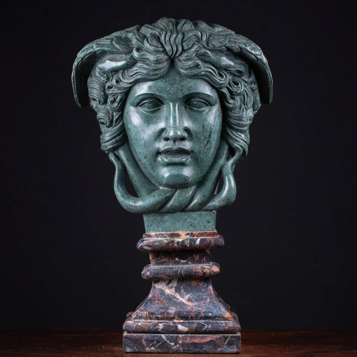 Scultura in Marmo di: Medusa, prima della Trasformazione.