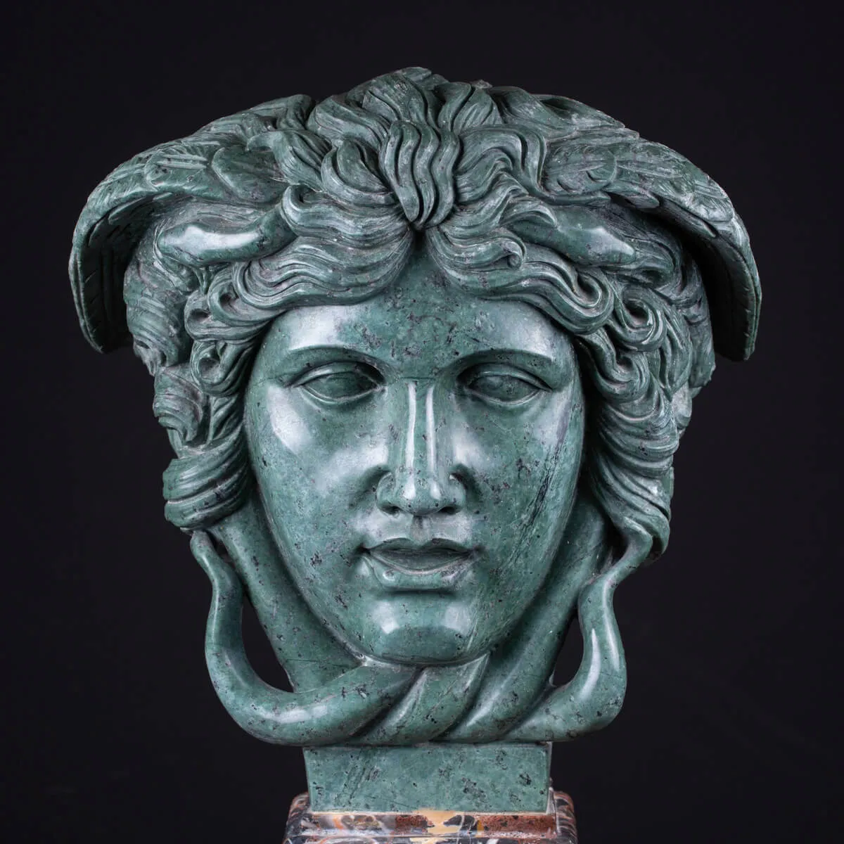 Scultura in Marmo di: Medusa, prima della Trasformazione.