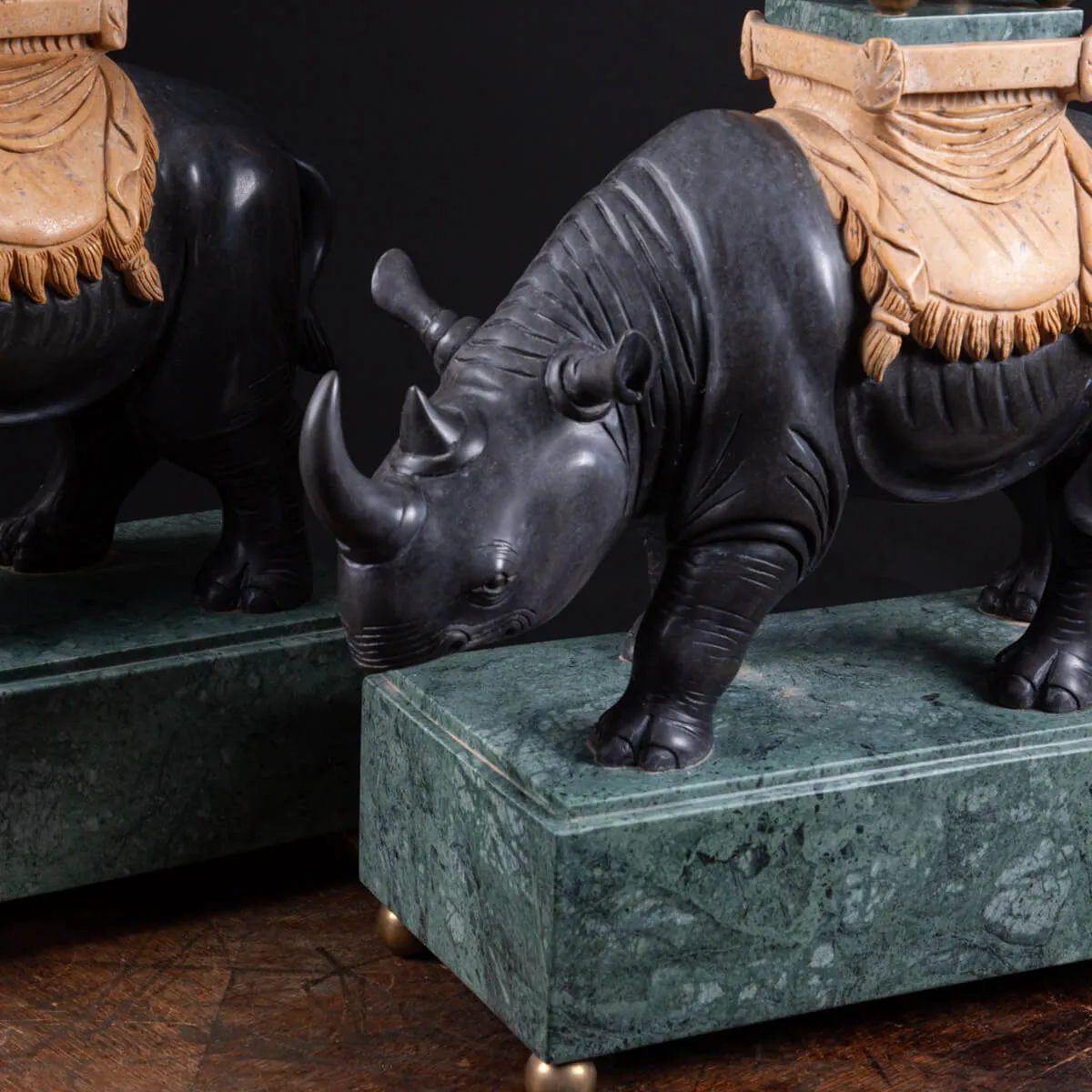 Sculture in pregiato marmo italiano - Rinoceronti con obelischi