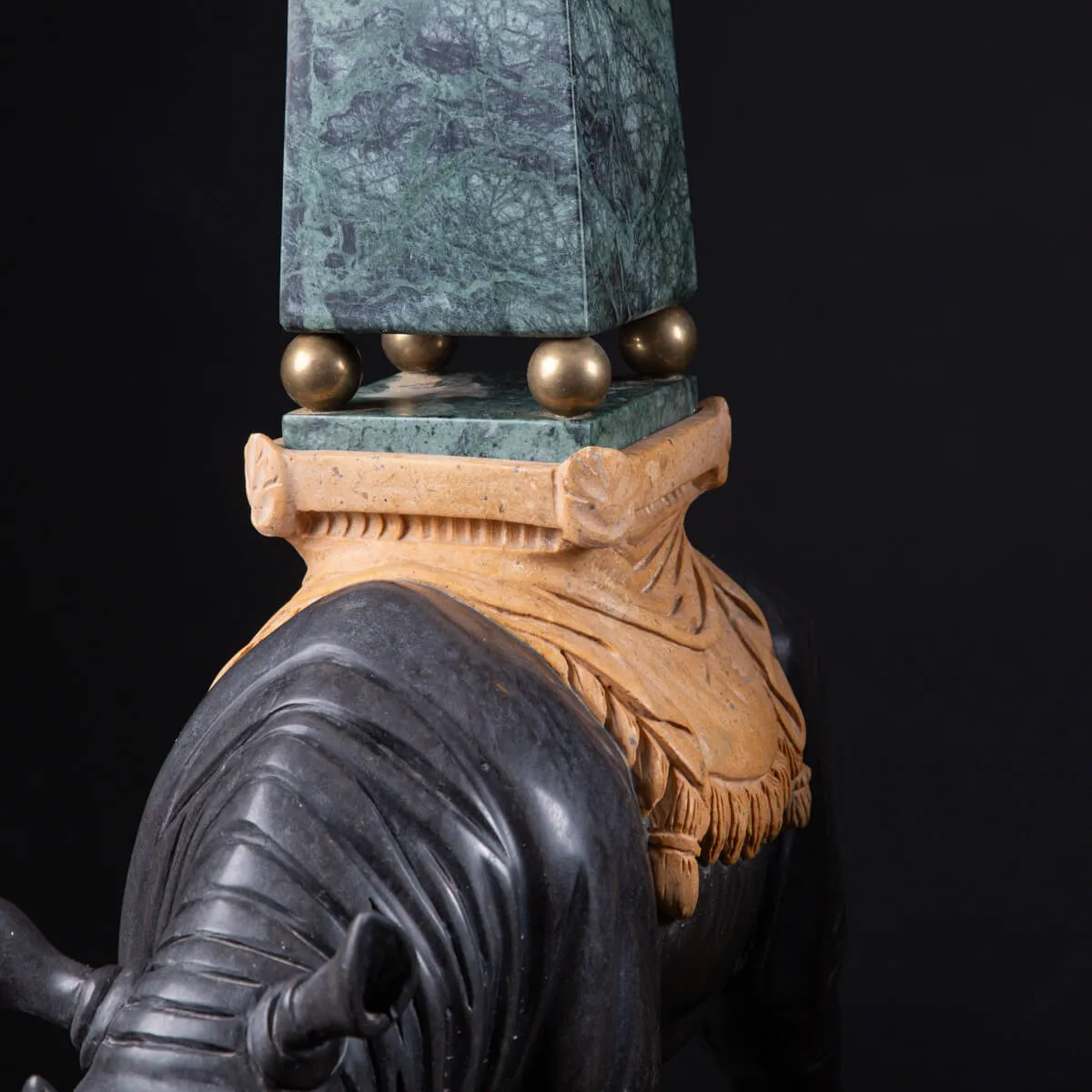 Sculture in pregiato marmo italiano - Rinoceronti con obelischi