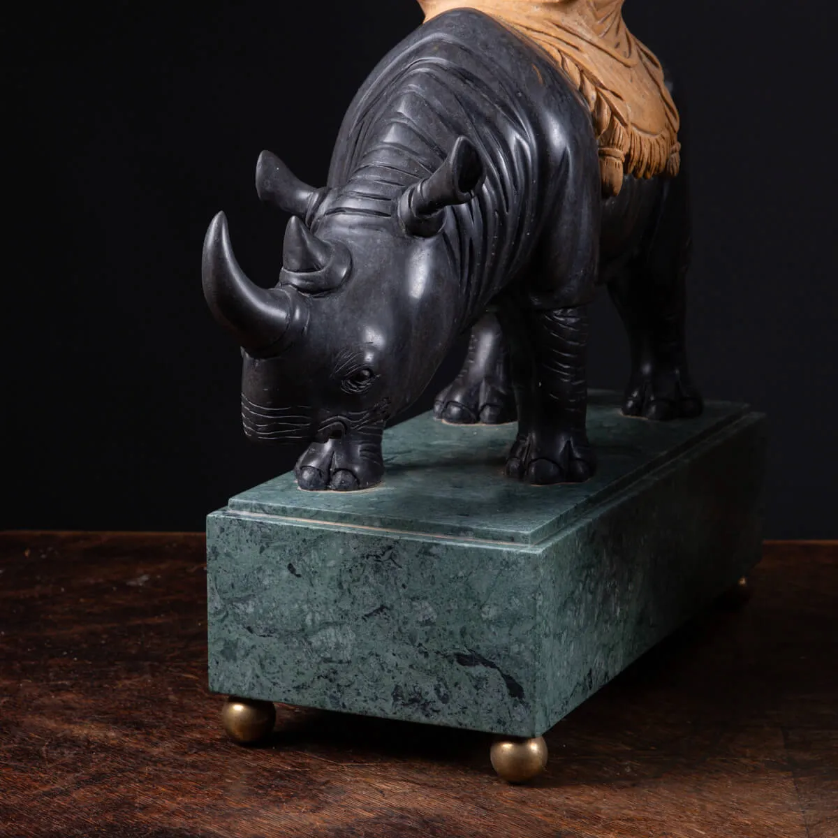 Sculture in pregiato marmo italiano - Rinoceronti con obelischi