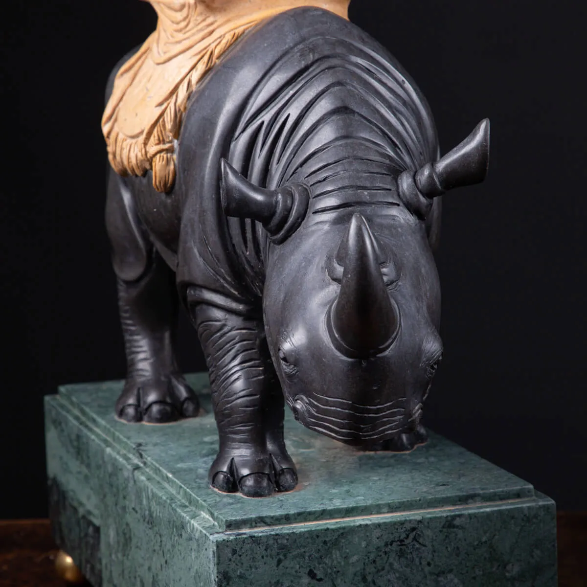 Sculture in pregiato marmo italiano - Rinoceronti con obelischi