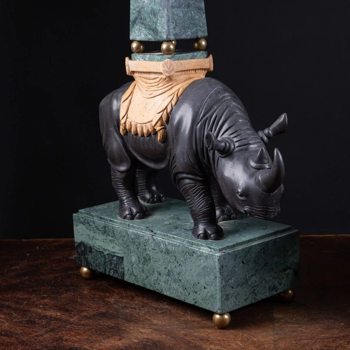 Sculture in pregiato marmo italiano - Rinoceronti con obelischi