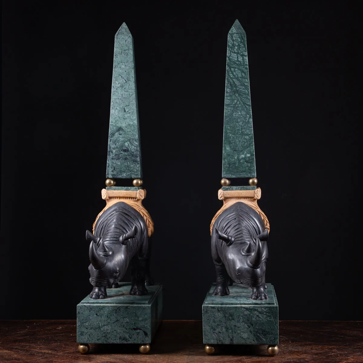 Sculture in pregiato marmo italiano - Rinoceronti con obelischi