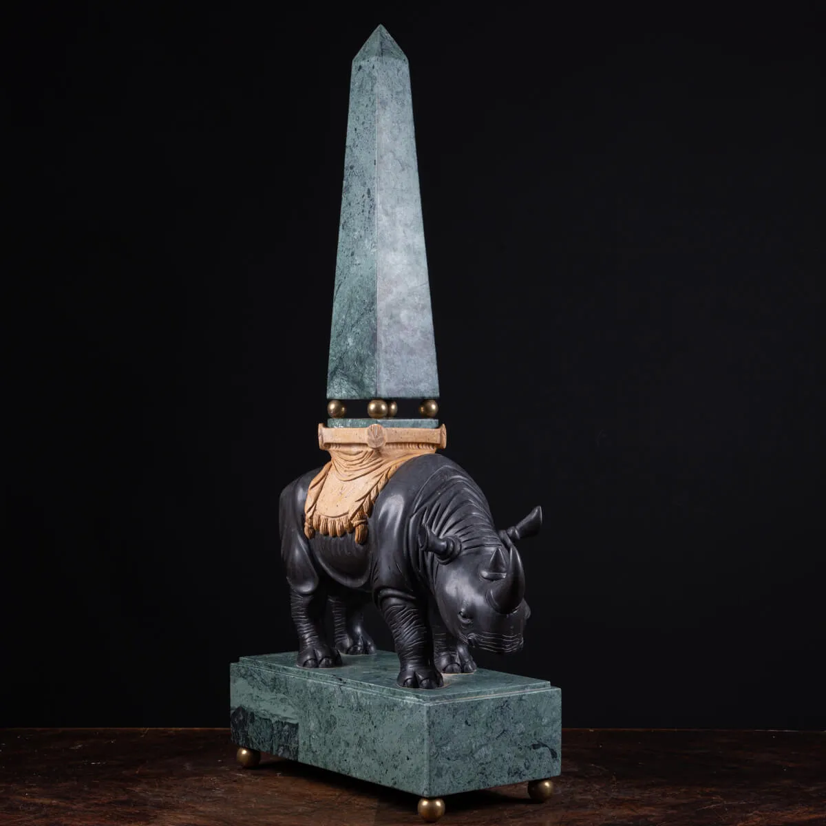Sculture in pregiato marmo italiano - Rinoceronti con obelischi