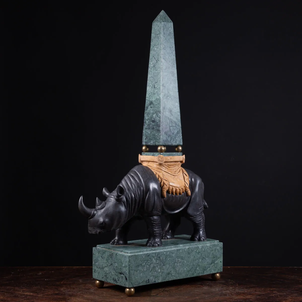 Sculture in pregiato marmo italiano - Rinoceronti con obelischi