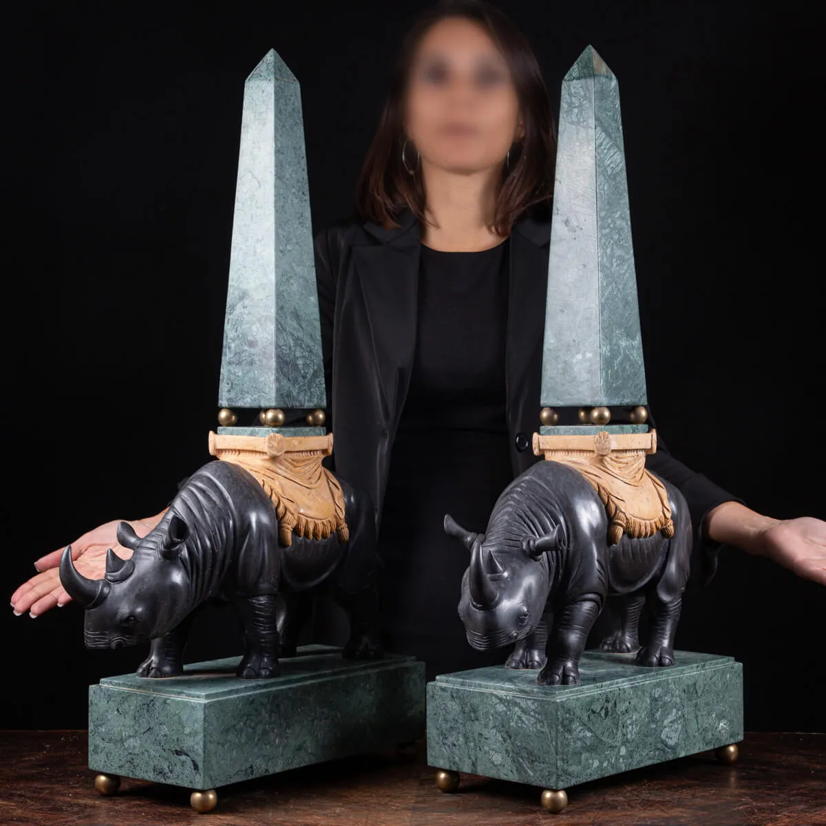 Sculture in pregiato marmo italiano - Rinoceronti con obelischi