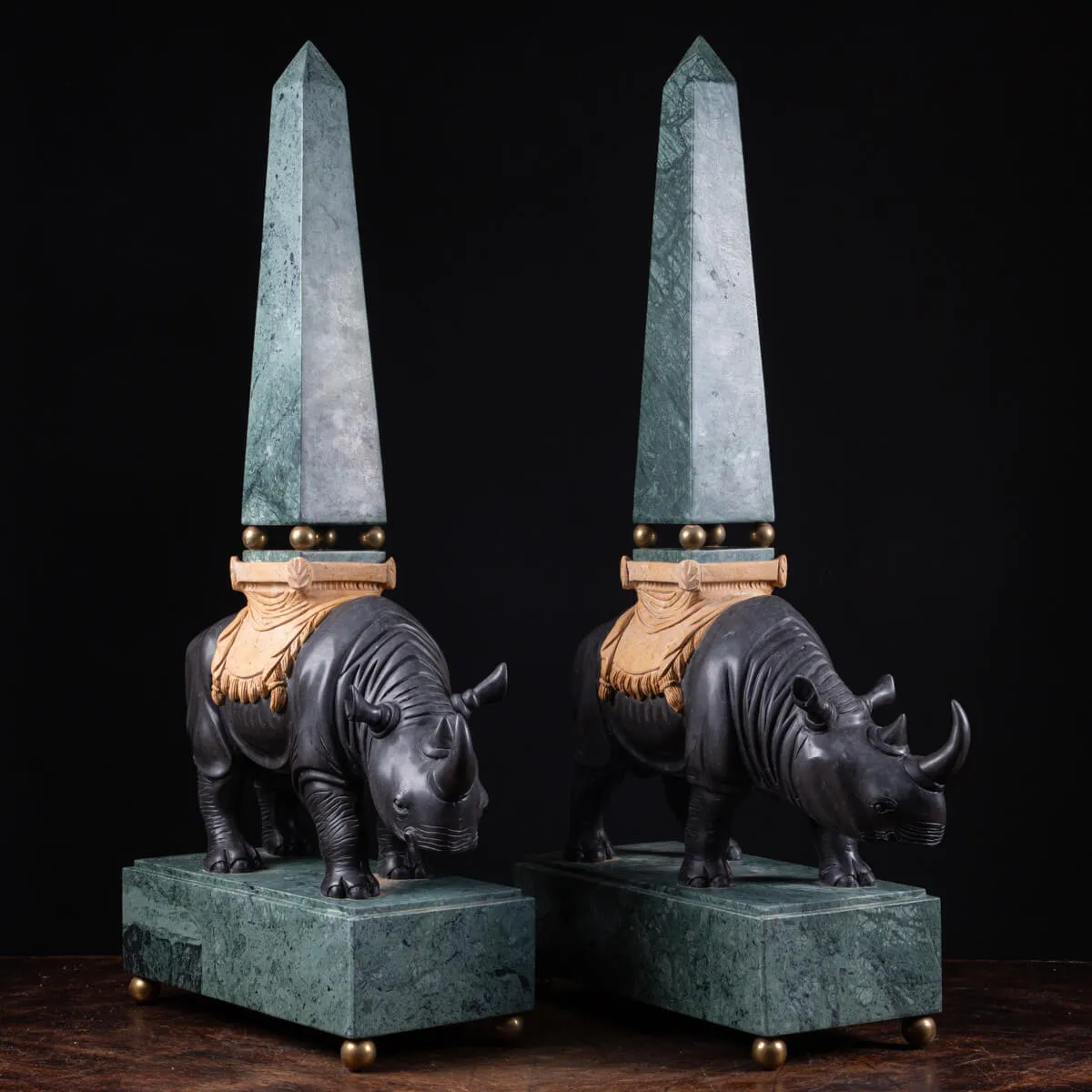 Sculture in pregiato marmo italiano - Rinoceronti con obelischi