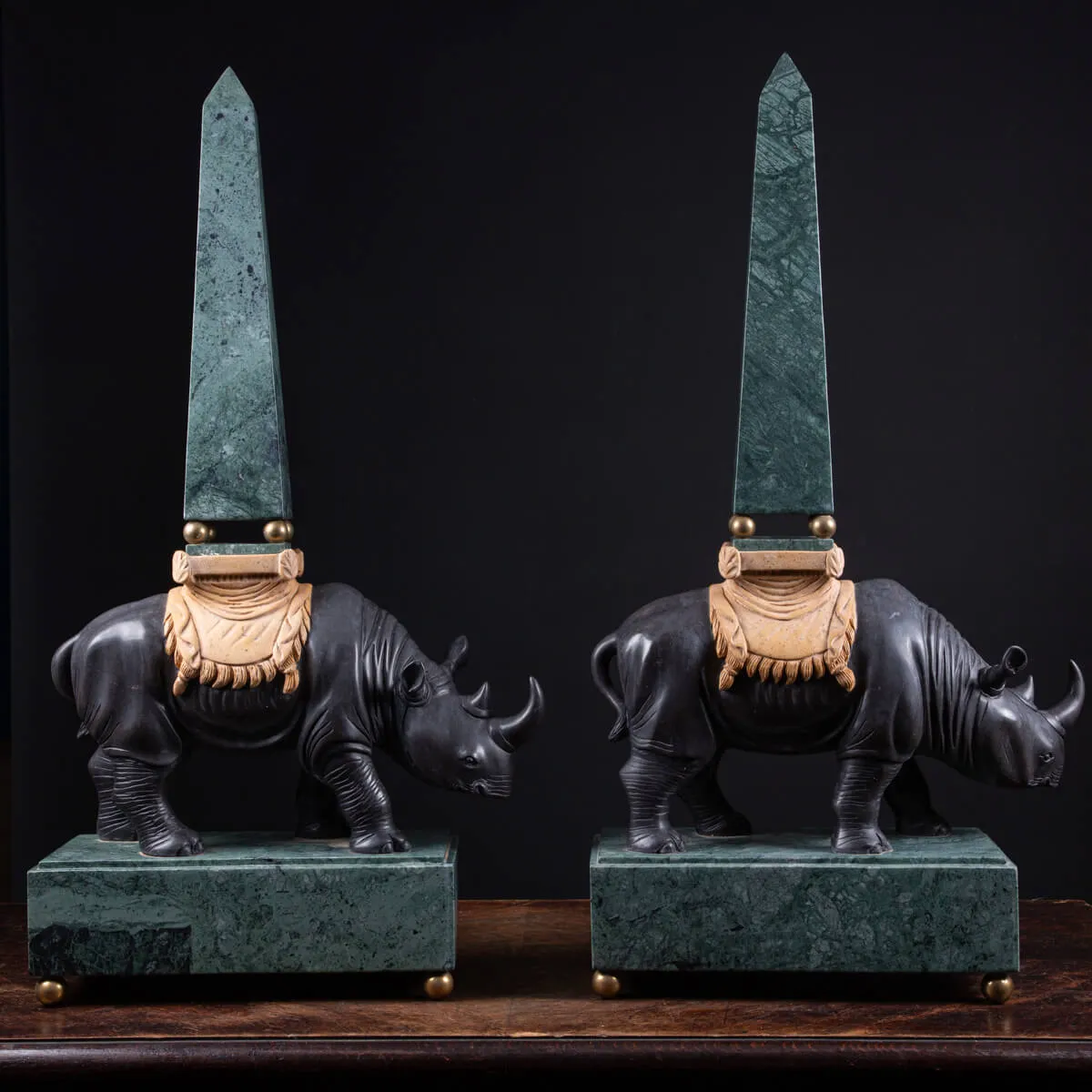 Sculture in pregiato marmo italiano - Rinoceronti con obelischi
