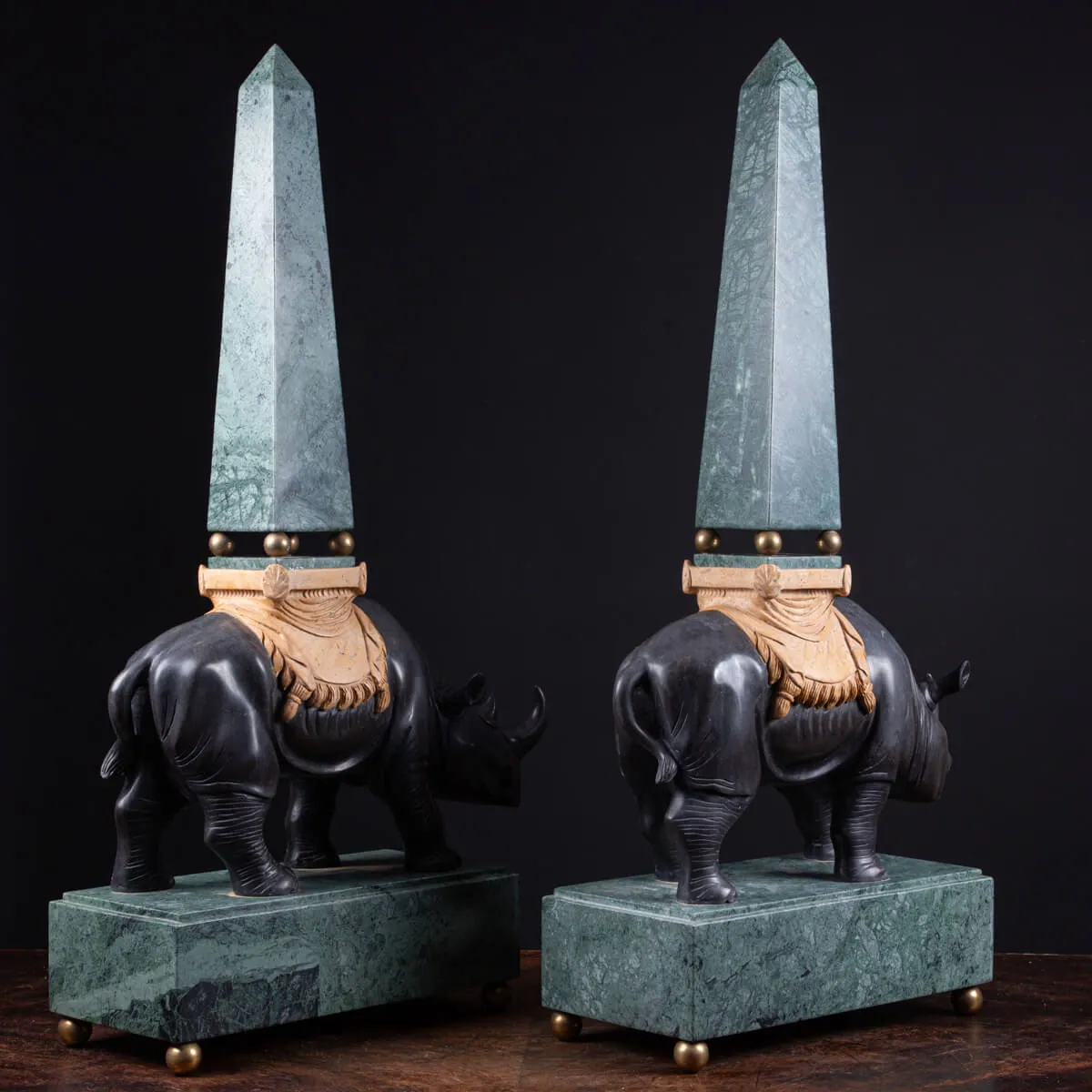 Sculture in pregiato marmo italiano - Rinoceronti con obelischi