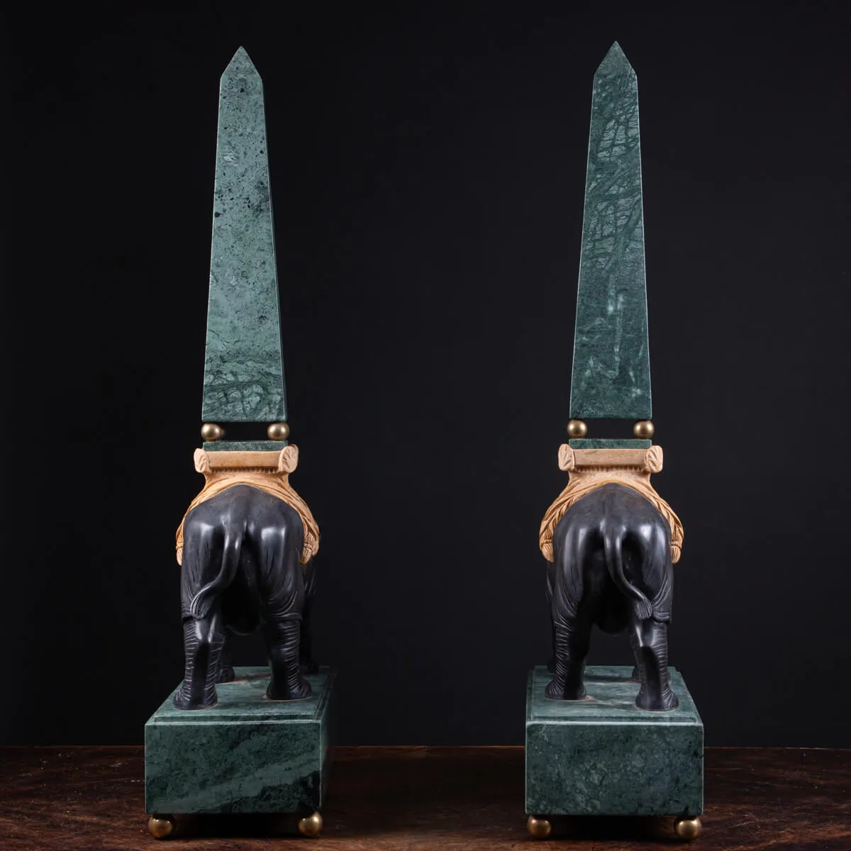 Sculture in pregiato marmo italiano - Rinoceronti con obelischi