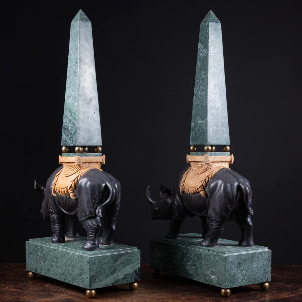 Sculture in pregiato marmo italiano - Rinoceronti con obelischi