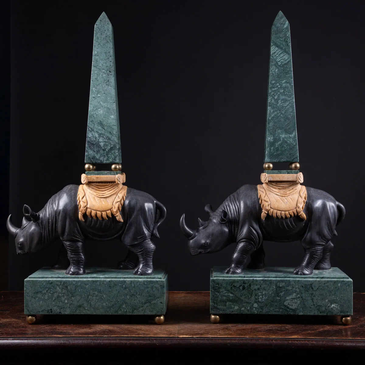 Sculture in pregiato marmo italiano - Rinoceronti con obelischi