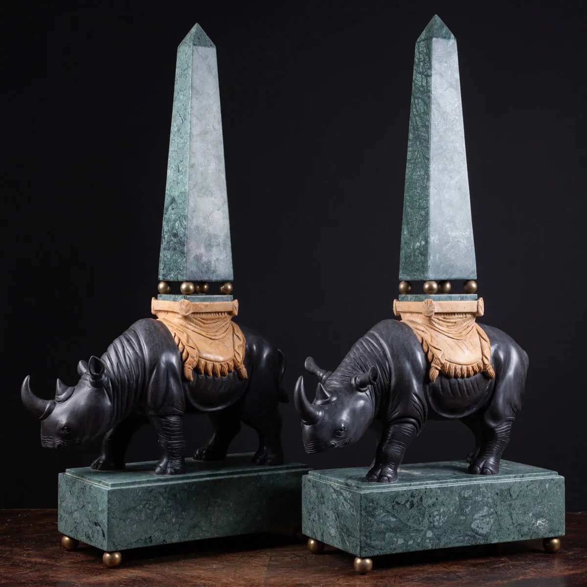 Sculture in pregiato marmo italiano - Rinoceronti con obelischi