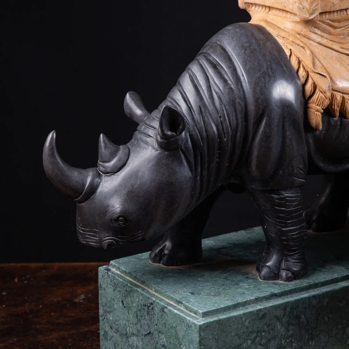 Sculture in pregiato marmo italiano - Rinoceronti con obelischi