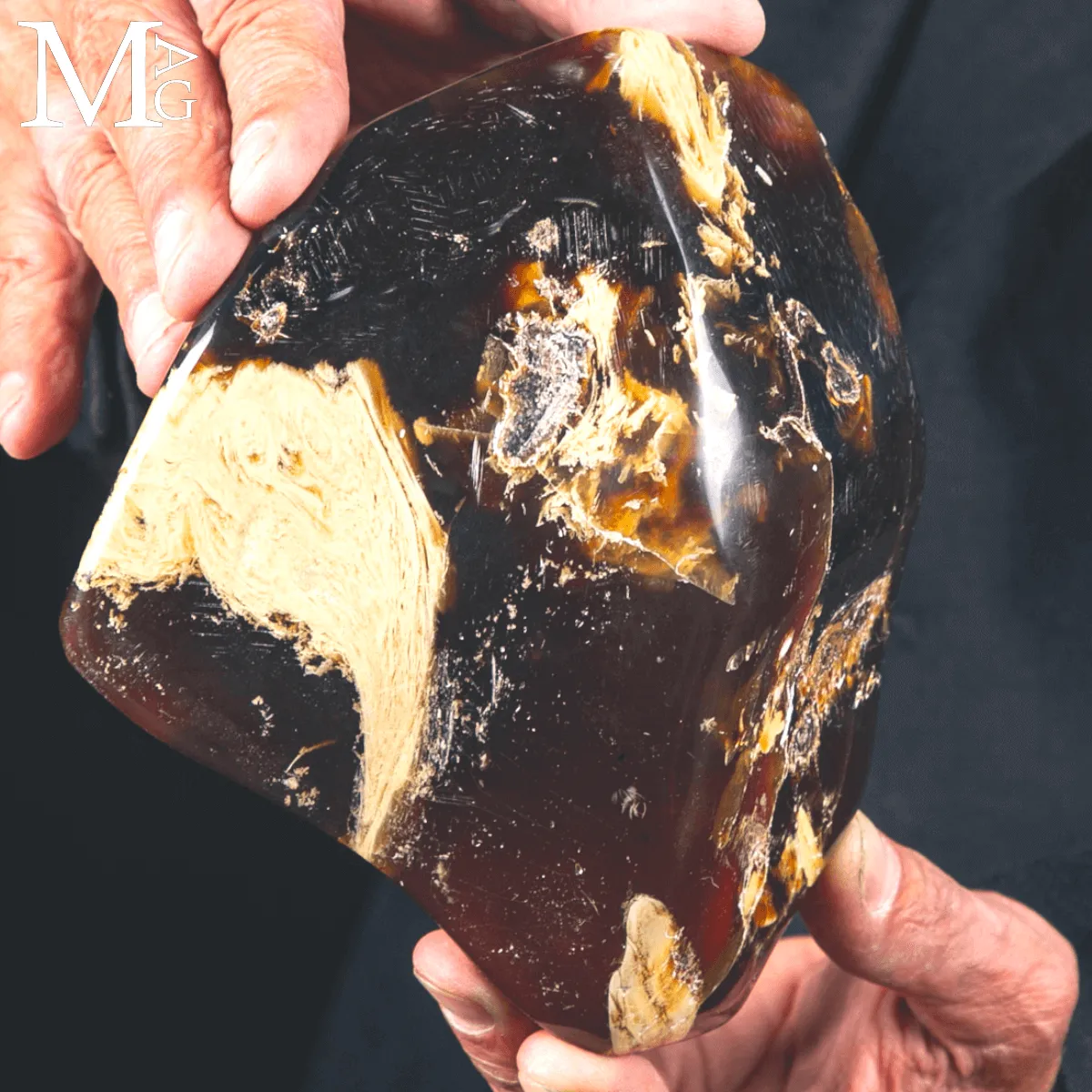 Ambra di Sumatra: pezzo da collezione con spettro UV