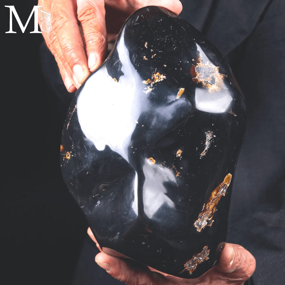 Ambra di Sumatra: tra chimica e luce.