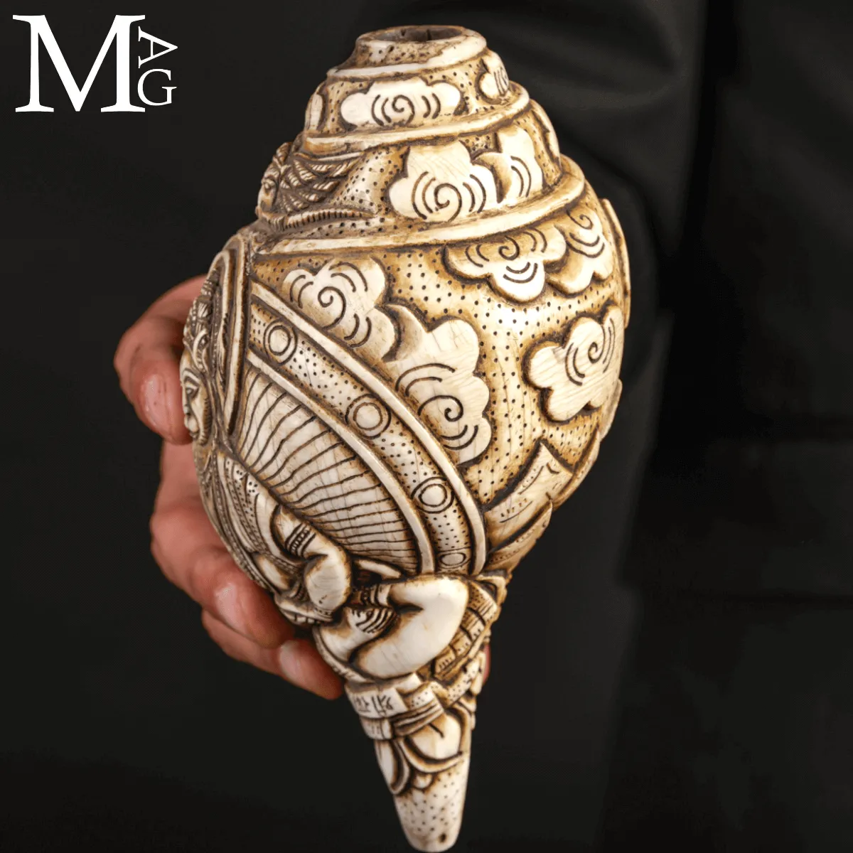 Conchiglia Shankha Tibetana Scolpita – Vishnu Ananta-Shesha, il Dio sul Serpente Cosmico