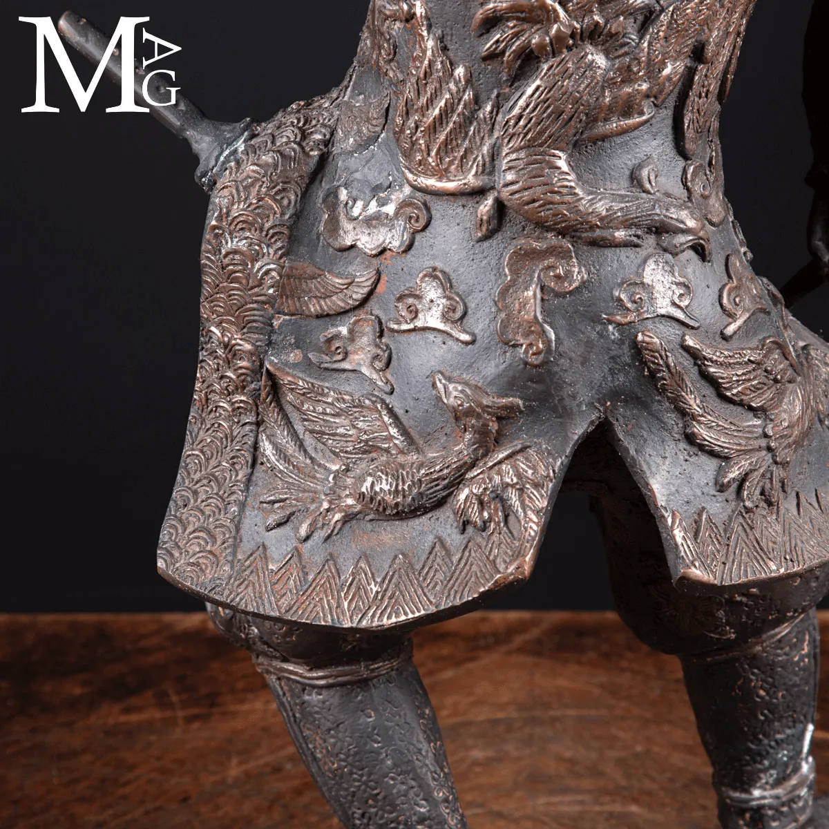 Statua di Samurai in Bronzo con Ventaglio da comando - Gunbai.