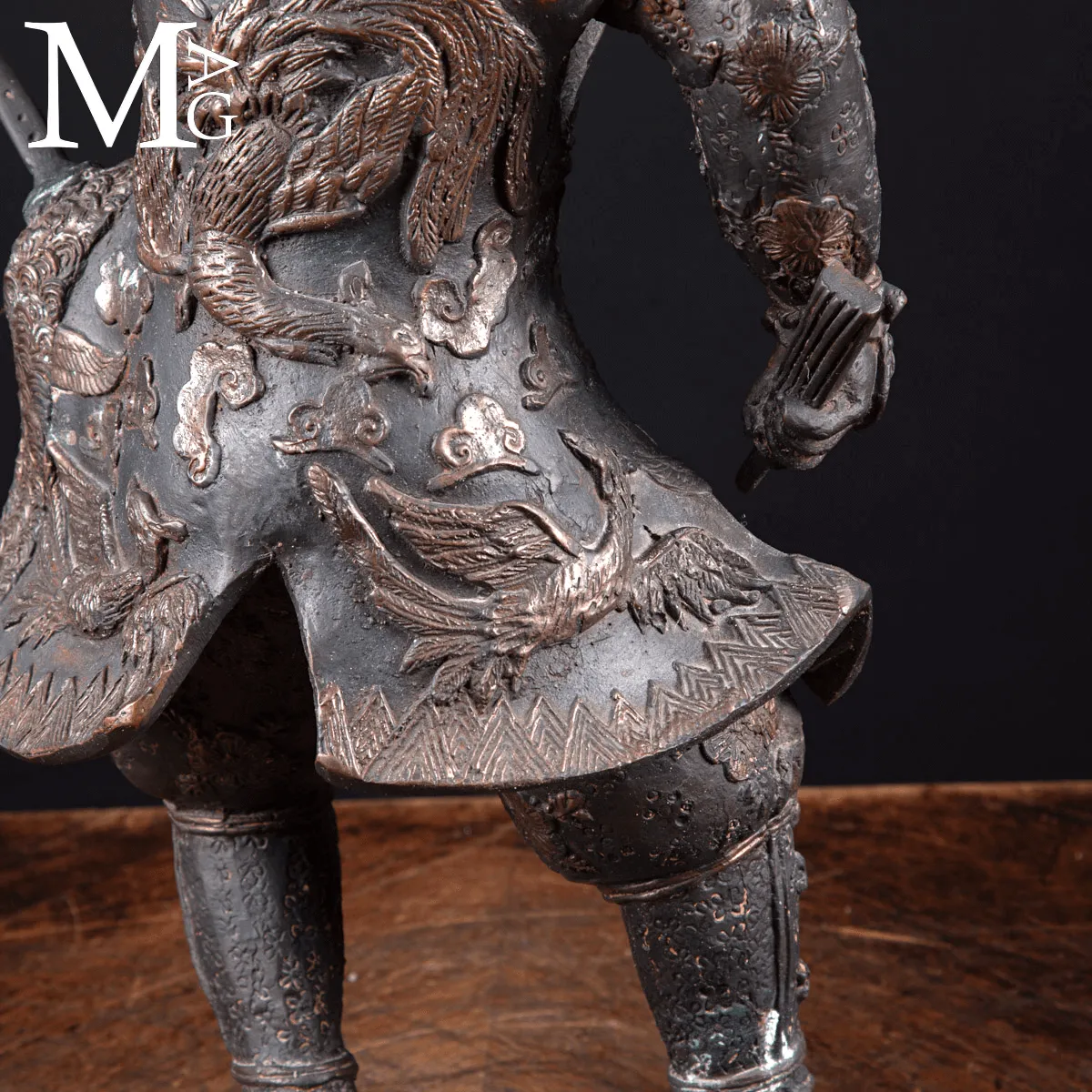 Statua di Samurai in Bronzo con Ventaglio da comando - Gunbai.
