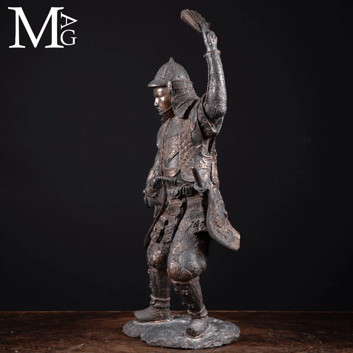 Statua di Samurai in Bronzo con Ventaglio da comando - Gunbai.