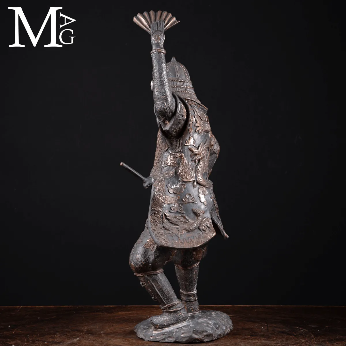 Statua di Samurai in Bronzo con Ventaglio da comando - Gunbai.