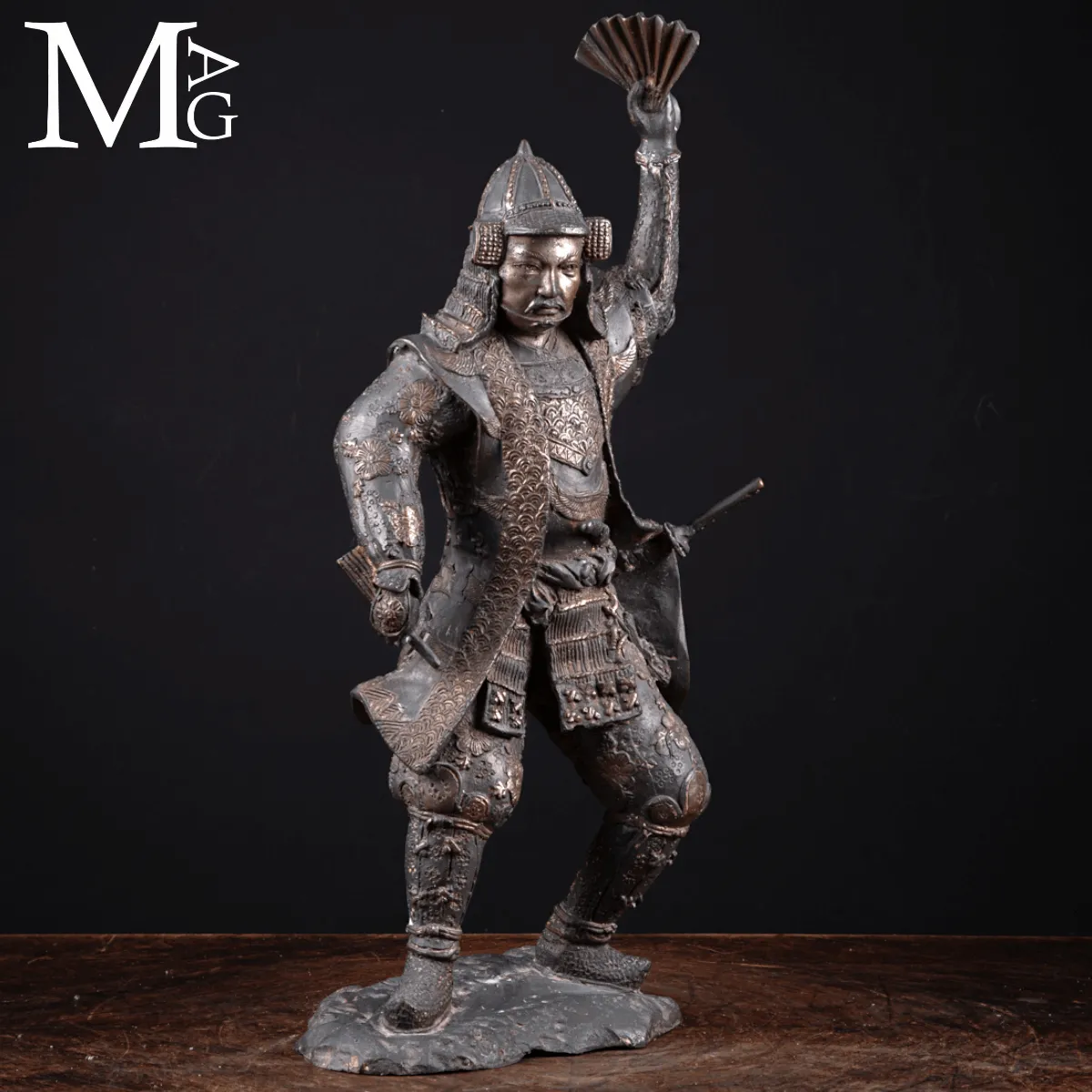 Statua di Samurai in Bronzo con Ventaglio da comando - Gunbai.