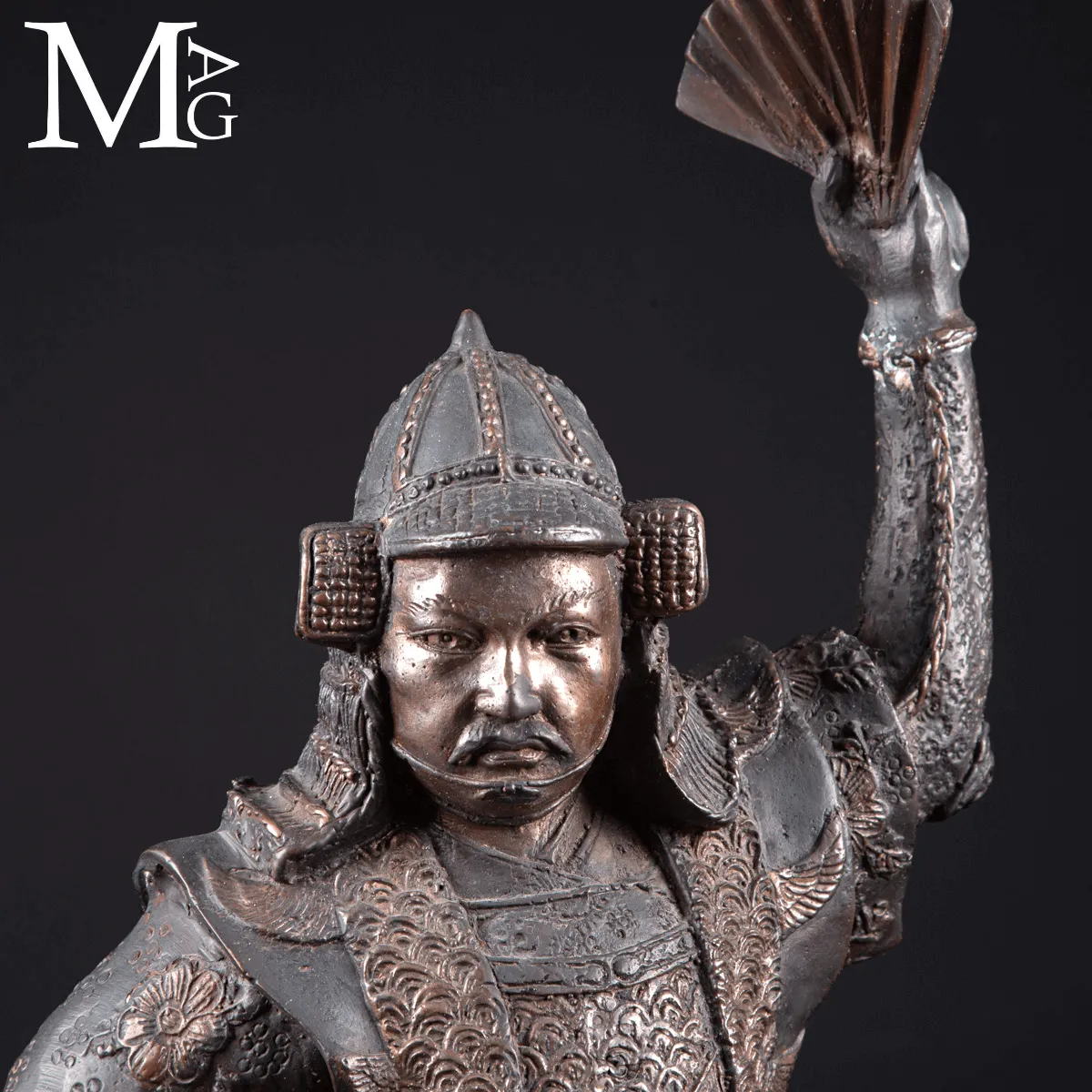 Statua di Samurai in Bronzo con Ventaglio da comando - Gunbai.