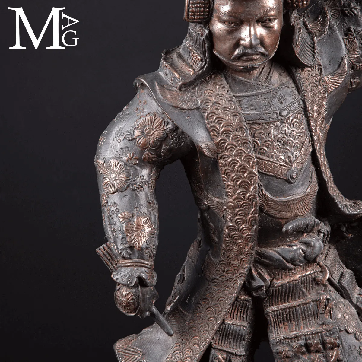 Statua di Samurai in Bronzo con Ventaglio da comando - Gunbai.
