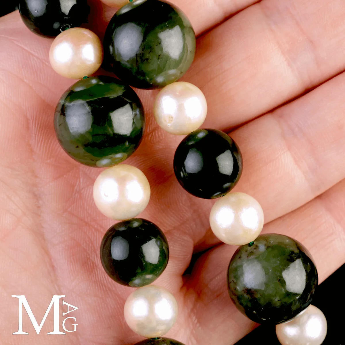 Collana in Giada e Perle – Eleganza Essenziale.