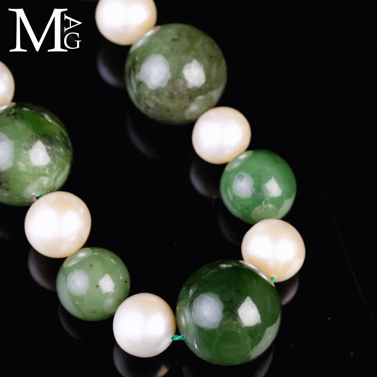 Collana in Giada e Perle – Eleganza Essenziale.