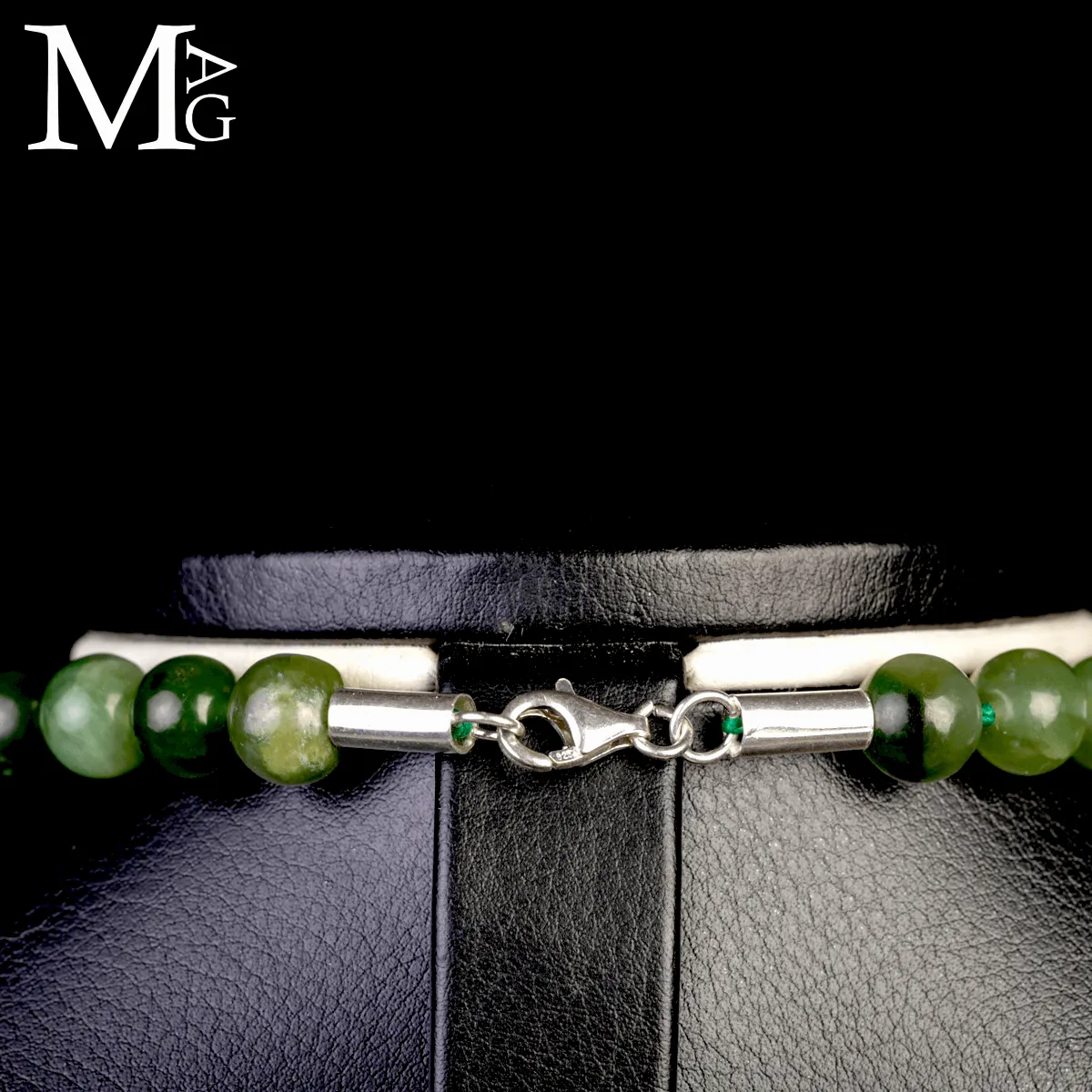 Collana in Giada e Perle – Eleganza Essenziale.