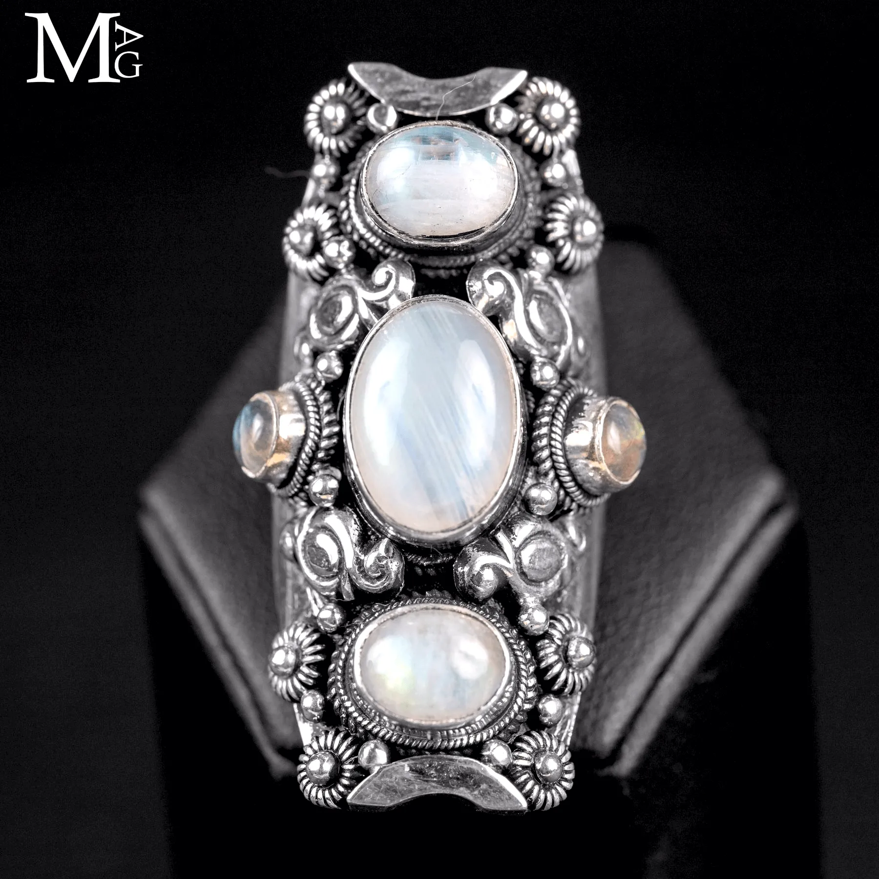 Anello in Argento con Pietra di Luna Arcobaleno.